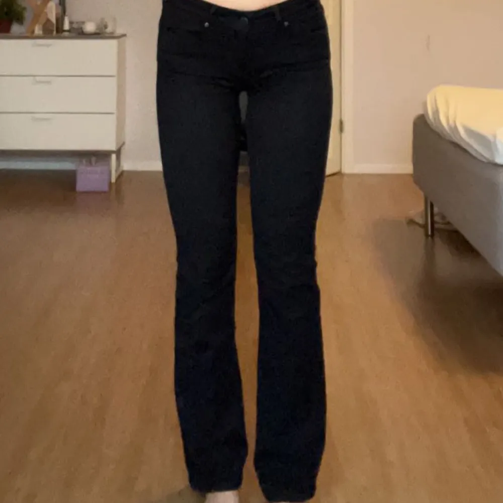 sköna å snygga jeans i fint skick från Levis i strl 27. Bootcut som är ganska diskret. Jag är 175 cm lång för referens 💎 (lite katthår på bilden som dom självklart är rena från innan leverans). Jeans & Byxor.