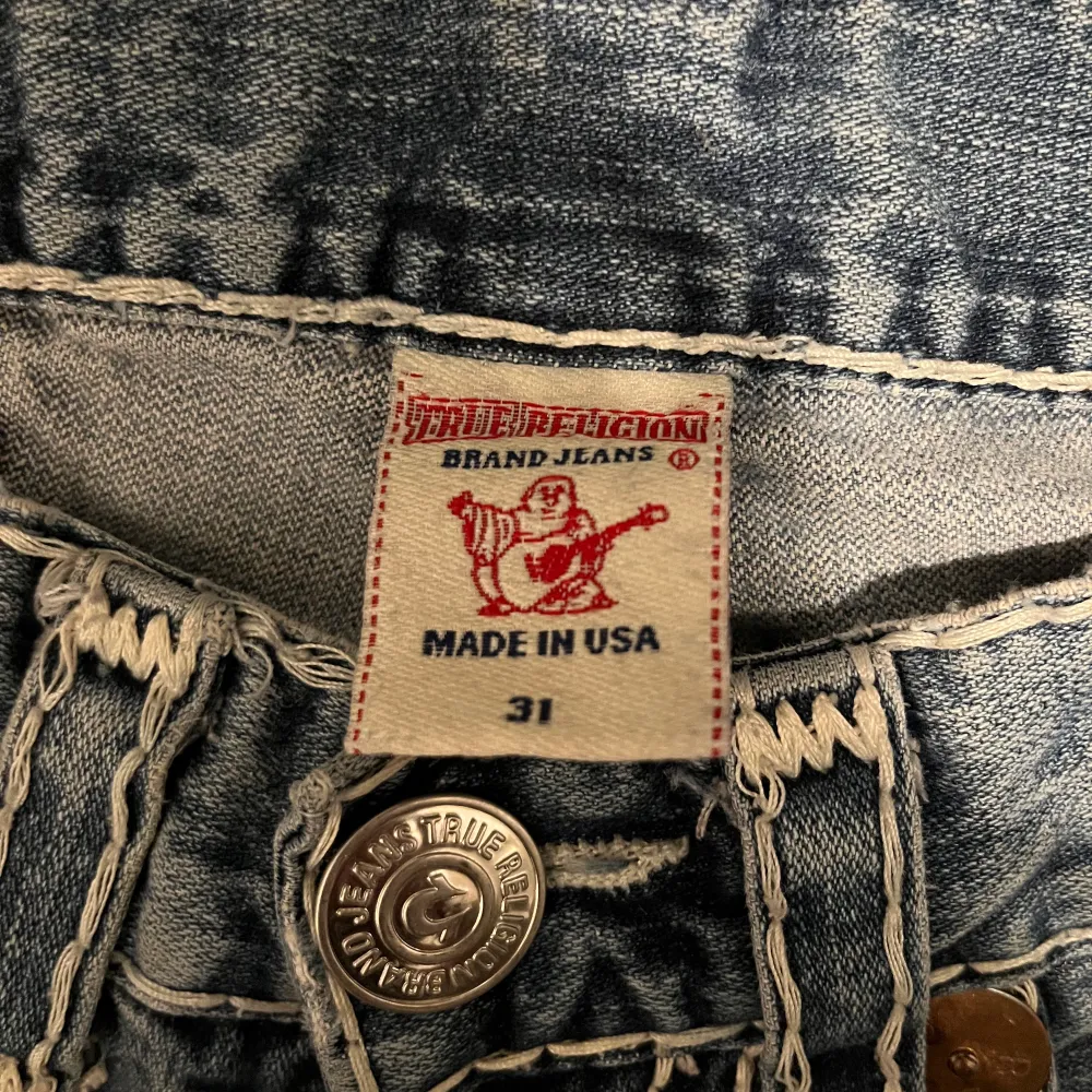 Jättesnygga True religion jeans i storlek 31, 40 cm i tvärs över och 78cm innerbenslängd. Jeans & Byxor.