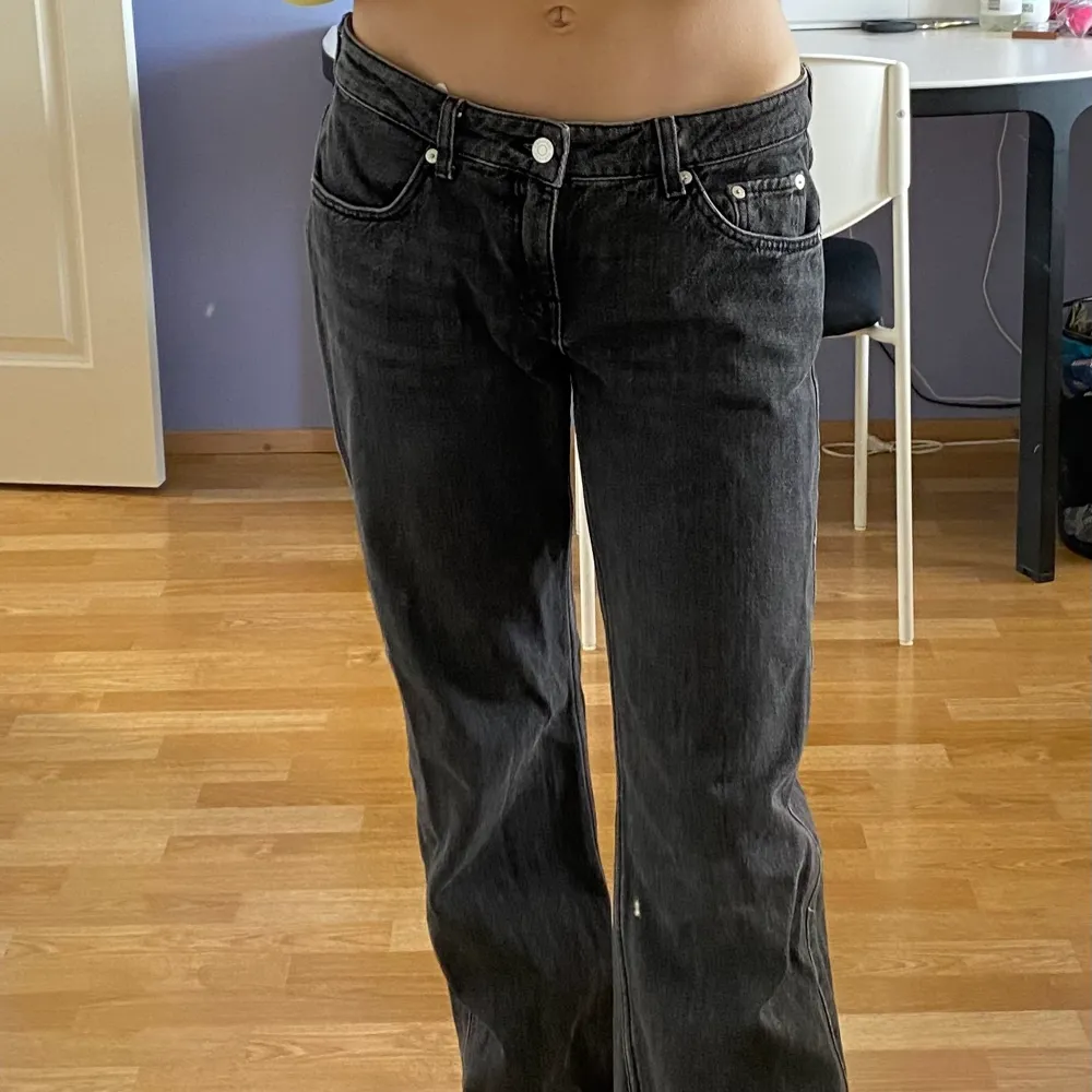 Superfina low waist jeans från weekday. Modellen heter Arrow Low straight jeans, och färgen är mörkgrå. Fina i passformen men aningen stora på mig så därför jag säljer dem. Är i väldigt gott skick.. Jeans & Byxor.
