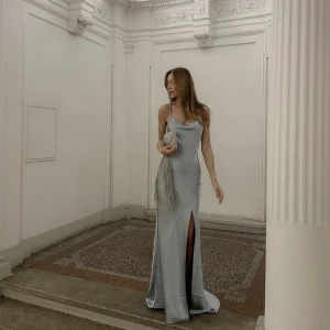 Balklänning  - Helt perfekt blå balklänning från True Decadence. Köpt på Zalando för en månad sedan, endast provad. Säljer då den var för stor för mig. Säljs för 1529 kr på Zalando.