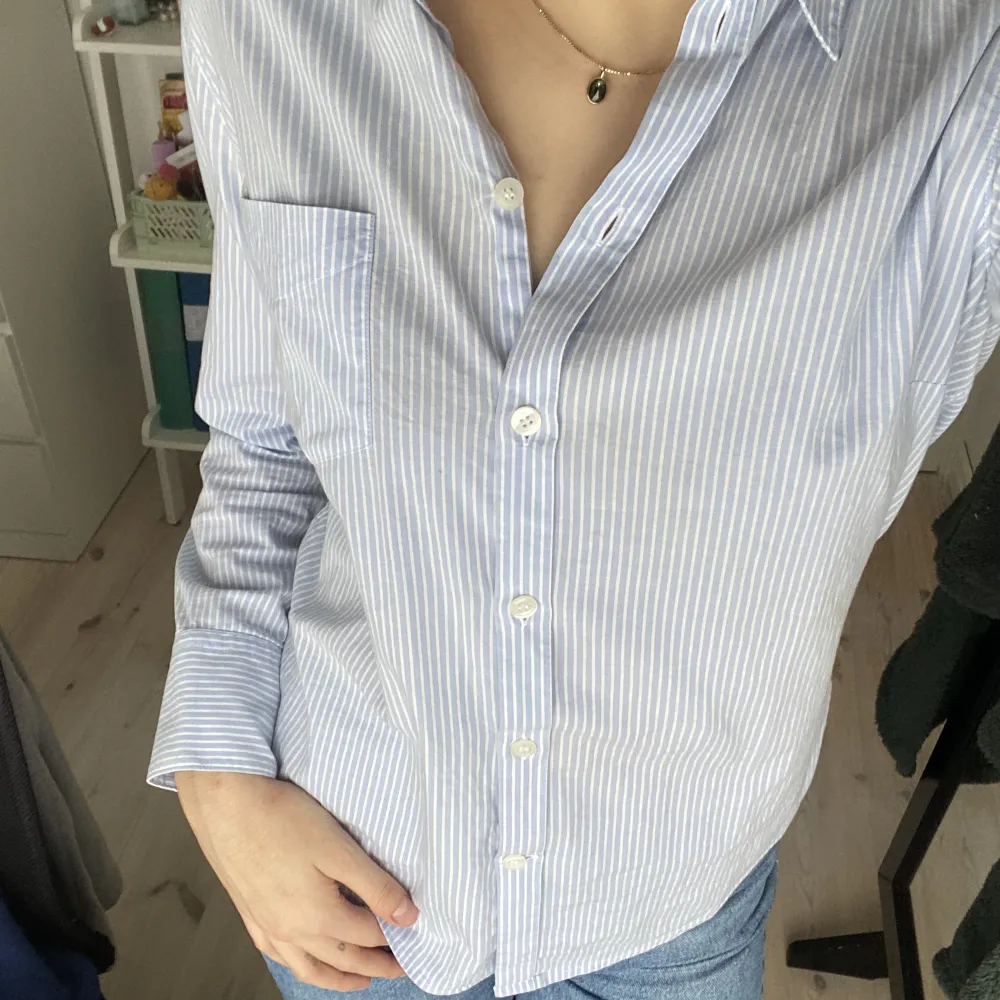 En superfin blårandig skjorta från Filippa K. Storlek M, men passar mig som vanligtvis har S. Sparsamt använd. . Skjortor.