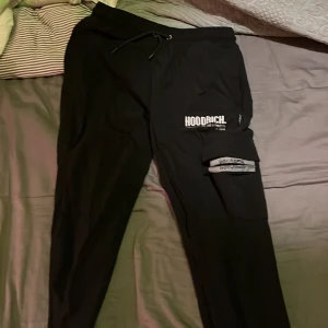 Hoodrich byxor till bra pris!😁🤝😁 - Den ända nackdelen med dessa byxor är att dragkedjan har gått sönder vid vänstra knät… men det syns knappt. Annars är byxan perfekt och väldigt skön att gå i samt att den säljs till ett bra pris🤝nypris va 950kr