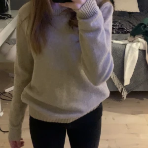 Beige stickad tröja - Säljer nu den omtalade beigea stickade tröja från Vila! Köpt för ett år sedan cirka och använts några gånger. Den är lite nopprig pga tvätten men inte försökt få bort då det inte är något man tänker på. superskönt material och sitter bra!