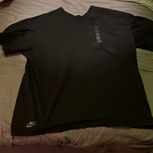 Nike t- shirt till salu - En svart Nike air Max t shirt i jättebra skick. Storlek L. Köpt från Nike men knappt använd🙂 