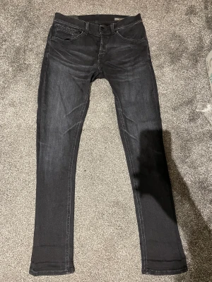 Dondup Jeans  - Dondup George jeans - Väldigt bra skick - Size 31, skicka meddelande för fitpic passar mig som är 180 passar dock även mindre - 700 kr