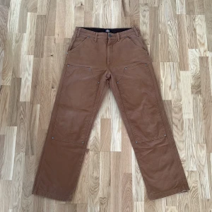 Dickies utility byxor ”double knee”  - Dickies utility byxor i skick 8/10 varsamt använda. köpta på caliroots för retail: 999 sek. Säljer nu för 500kr! Inga tydliga tecken på defekter 
