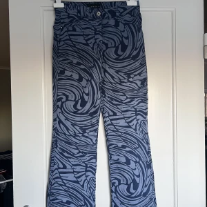 Bootcut, högmidjade byxor - Bootcutbyxor med hög midja i coolt, abtrakt mönster. Strl 34, men väldigt stretchiga så passar även en 36/38. 🥰✨