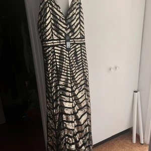 Vacker klänning till studentbalen/festen - Otroligt vacker galaklänning köpt från FashionNova i USA aldrig använd och prislappen hänger kvar. Väldigt mycket fina detaljer 1XL den är ungefär för 46/48 i storlek.  Nypris 900+ frakt och tullavgifter