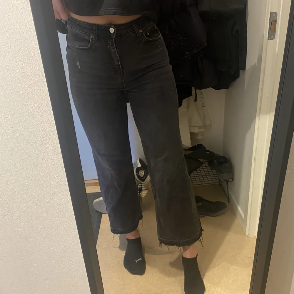 Längden är såhär på mig som är 172 cm. Sitter superbra vid midjan. fransiga nedtill. Bra skick. Det är spegeln som är smutsig, inte byxorna :) . Jeans & Byxor.