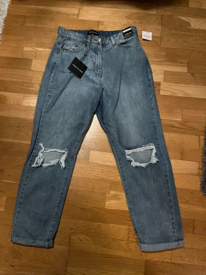 Boyfriend jeans - Helt oanvända jeans i storlek M med prislapp kvar. Orginalpris är 599kr Säljer dem för 200kr