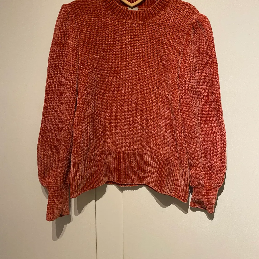 Säljer roströd velour mix stickad tröja, jättegosig, knappt använd, mycket gott skick. 😍. Neuletakit & Villapaidat.