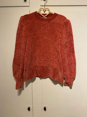 Stickad tröja - Säljer roströd velour mix stickad tröja, jättegosig, knappt använd, mycket gott skick. 😍