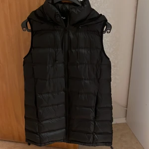 Väst - Medellång väst med luva från Zara. Använd några gånger så nästan helt i nyskick! 