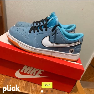 Nike SB dunks blue 58 - Köpte nyligen på Plick fast säljer igen pga fel storlek :( jätte fina skor och i bra skick, osäker om äkta. Boxen i bilden medföljer ej