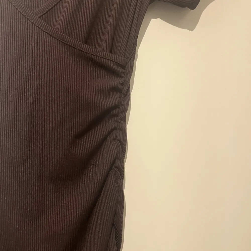 En brun kläning från SHEIN, storlek S. Klänningar.