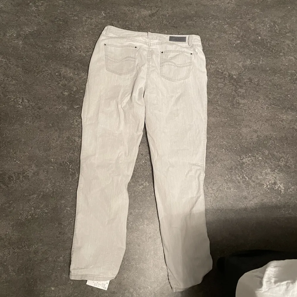 Off white färgade jeans används ett par gånger bra skick.. Jeans & Byxor.