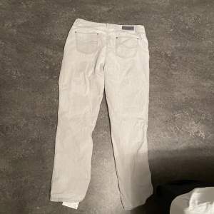 Off white färgade jeans används ett par gånger bra skick.