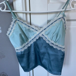 Linne med spets - Blått linne med spets från Urban Outfitters 