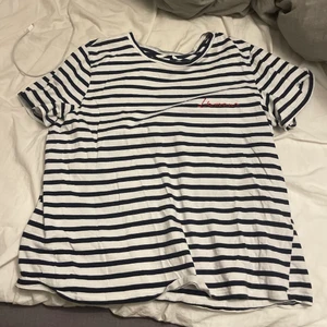 Tröja - Säljer denna randiga tröjan, storlek L men sitter om M