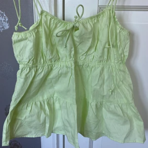 Grönt linne - Grönt linne från HM divided, super fin till sommaren