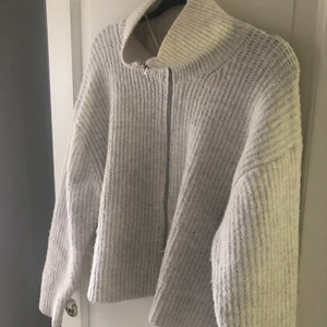 Stickad tröja - Jättefin tröja ifrån Weekday i vit/ljusgrå, perfekt till sommaren över en klänning när det blir lite kallare eller till vad som helst. 💗 den är i storlek Small men passar även mindre eller större🌟😊