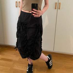 Säljer denna snygga kjol som jag köpt secondhand! Den sitter lågmidjat och har snörning som går att justera där nere. Dessvärre har den aldrig kommit till användning. 💕 Köparen står för frakten 