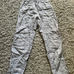Linnebyxor h&m - Ett par grå linnebyxor, köpte dom för 249kr men säljer dom för 100kr💕  jag gillar dom inte så mycket då jag inte har den stilen just nu, storlek xs använt ungefär 4 gånger inte alls gamla köpte dom förra sommaren. pris kan diskuteras och ink frakt💕
