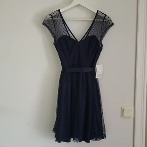 Blå prickig klänning - Helt ny oanvänd klänning med blåa prickar i spetsen