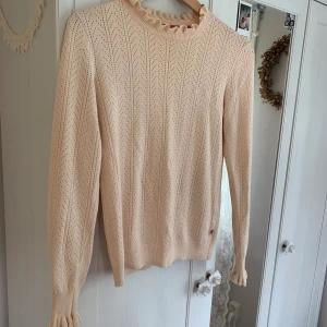 Tröja/blus från Bondelid - Så fin stickad tröja ifrån Bondelid. I nyskick, använd ca 2-3ggr. Paketpris vid köp av fler plagg💓 priset kan alltid diskuteras💛
