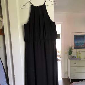 En svart långgklänning med slits från Gina Tricot använd enstaka gånger bara. Perfekt som fest/balklänning. Väldigt svår att visa på bild tyvärr