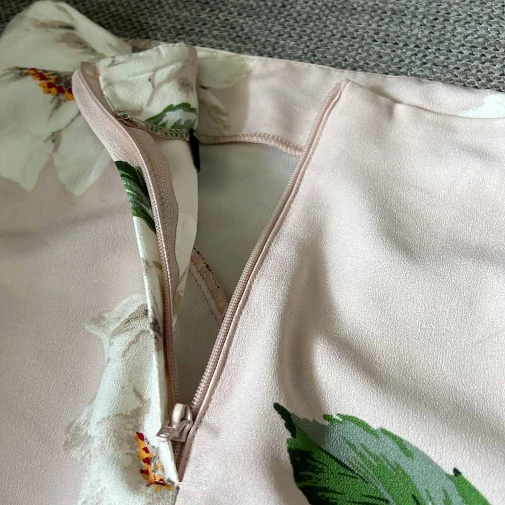 Säljer denna superfina kjolen då den ej används! Fina detaljer med blommor och volanger. Dragkedja baktill. Använd fåtal gånger, så mycket fint skick. Storlek XS (34). Kjolar.