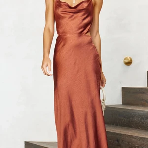 Satinklänning NY - OANVÄND. Skulle ha på ett bröllop.. storlek S