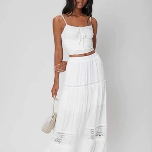 Vit lång kjol - Säljer min super fina vita långkjol då jag råckade beställa två stycken storlek M men det är resår så skulle säga S-L!