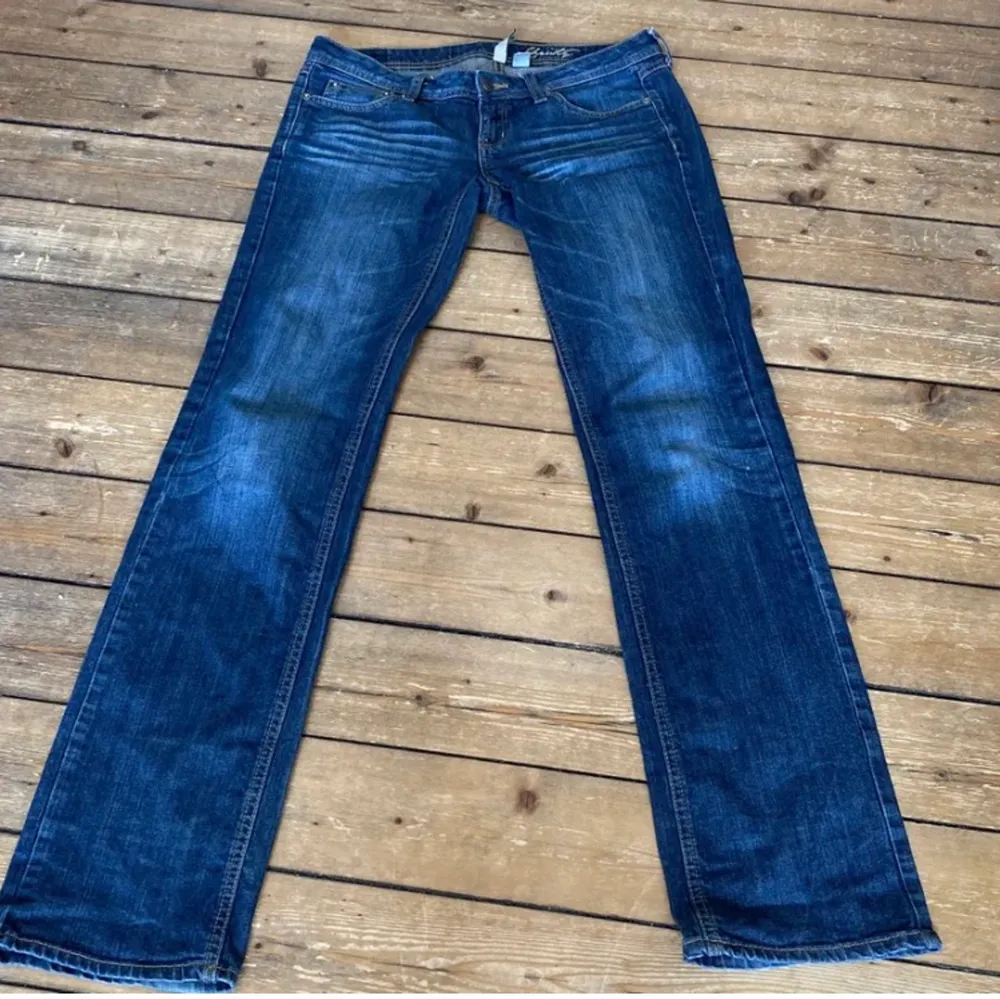 Lågmidjade straight leg jeans från Mango, passar till allt! Säljer bara för att jag har för många jeans i denna färg. Skriv vid fråga eller om du vill se fler bilder❣️. Jeans & Byxor.