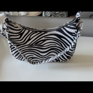 Zebra väska - Axelväska ifrån bikbok i zebra mönster 🦓