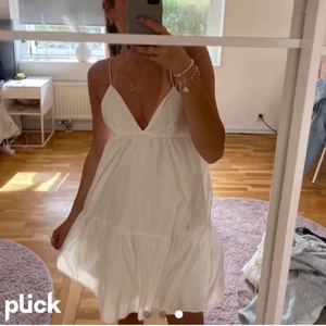 Zara klänning - RÅKADE TRYCKA PÅ FINNISH MAN KAN FORTFARANDE BUDA! Säljer nu denna klänning! Lånade bilder!❤️ säljer även den svarta versionen på klänningen i min profil. KÖP DIREKT 500kr