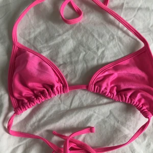 Bikini American apparel  - Superfin överdel i skimrigt material! Okej skick finns lite trådar på insidan men det syns inte alls när man har på sig den(: