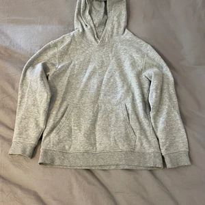 Hoodie - Grå hoodie från pojkavdelningen storlek 152 vilket ungefär motsvarar XS. Har du funderingar är det bara att höra av sig😊