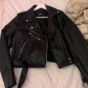 Skinnjacka  - Storlek: XL (passar mig och har storlek S)  | Märke: Pull&Bear || Skinnjacka till salu då den inte kommer tillanvändning. Har använt den Max 5 ggr och den är i nyskick! 🦋PRISET KAN DISKUTERAS || Köparen står för frakt 🚚 