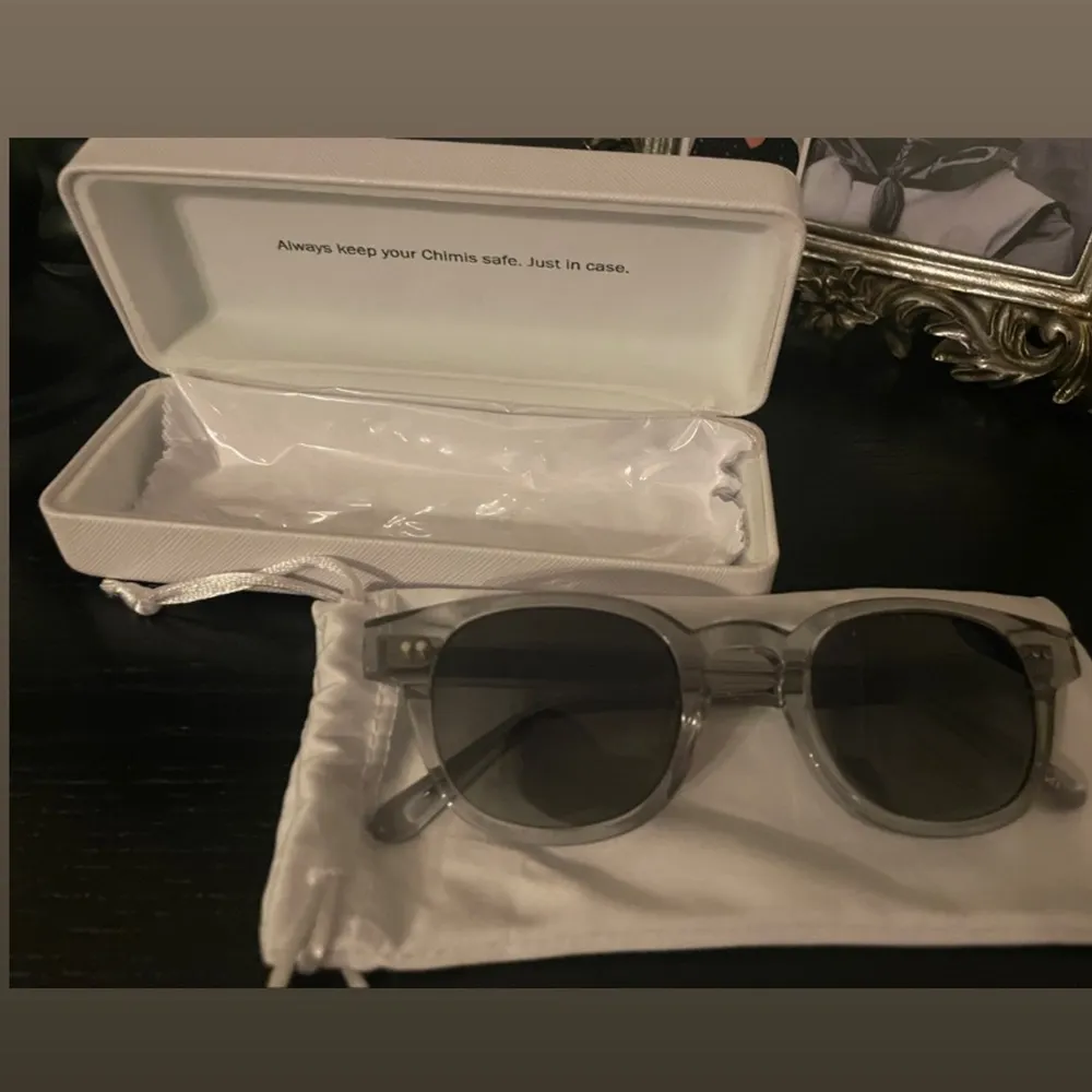 Äkta chimi solglasögon, aldrig använda💓original pris 1200kr men säljer för 830 + frakten betalar du. På sidan står de herr solglasögon men skulle säga att det passar båda.  Färg 01 grey #herrunisex . Accessoarer.