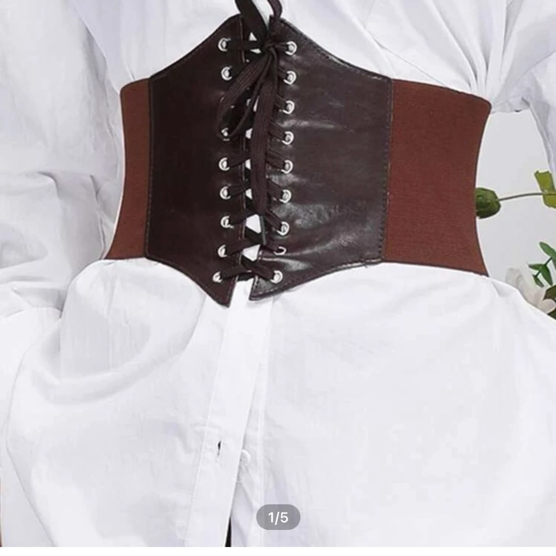 Brun och vit korsett 