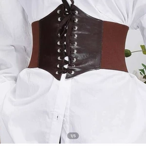 Brun och vit korsett  - Finns ingen storlek. Passar alla. Köpte på SHEIN. Kostade 30kr för 1 och 60kr för båda. Frakten kan vi diskutera privat❤️(NU ÄR BÅDA SÅLDA!). 