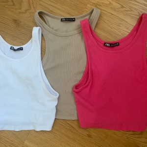 Toppar från Zara - Nästan helt oanvända toppar från Zara alla i storlek XS, passar även S!🥰 100 per topp, alla för 250kr
