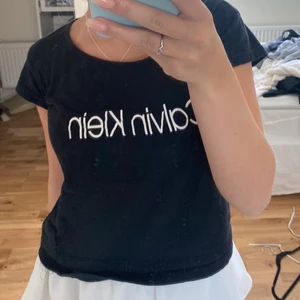 T shirt - Säljer min fina T-shirt ifrån Calvin Klein ,andvänd sparsamt och köparen står för frakt