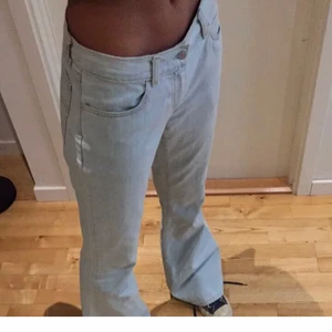 Lowwaisted jeans - De snyggaste lågmidjade jeansen! Eftertraktade 501 från Levis i storlek 31/36! Jag är 174 cm och har oftast storlek small. Sitter perfekt overzised på mig och går nästan ner till marken 💘 första bilden är lånad