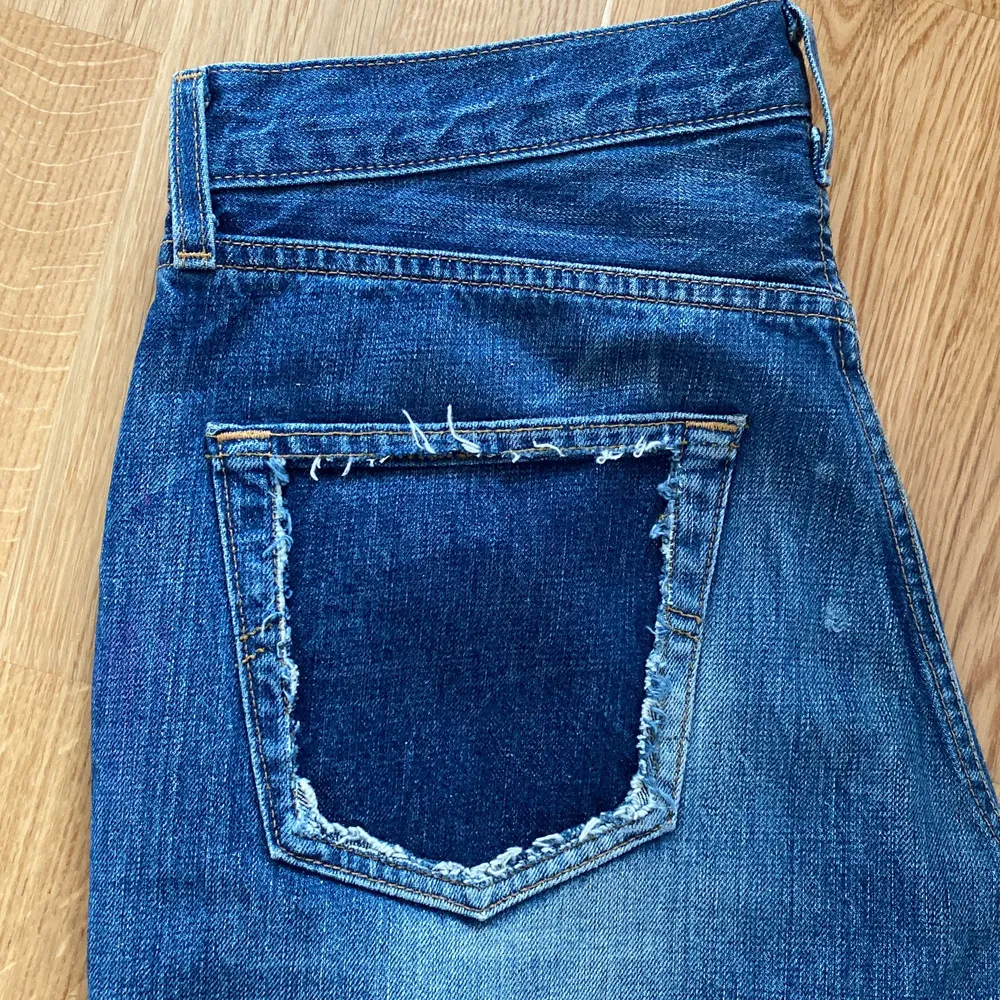 Ett par Levis jeans som är lite unika. Dem är klippta vid smalbenet och vänstra bakficka är urklippt  Storleken är 31/34 men jeansen är uppklippta så jag skulle säga att storleken är 31/32. Jeans & Byxor.