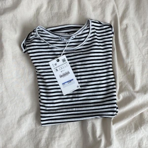 Randig t-shirt från zara strl s - Säljer denna randiga t-shirt från zara i strl s. Helt ny och oanvänd. Säljer för 60kr + frakt 🌺🫶🏼