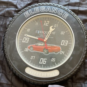 Klocka formad som ett däck - Supercool däck klocka som går på batteri 