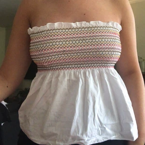 Bandeau topp/linne - En topp med justerbara band som man kan knyta så som man själv vill eller så kan man ha toppen som en bandeau. Använd ett fåtal gånger! 