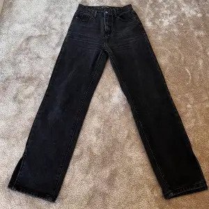 Jättefina svarta jeans med en lits nedtill, bra skick 💕 storlek 36 med petite längd. Frakt tillkommer 66kr